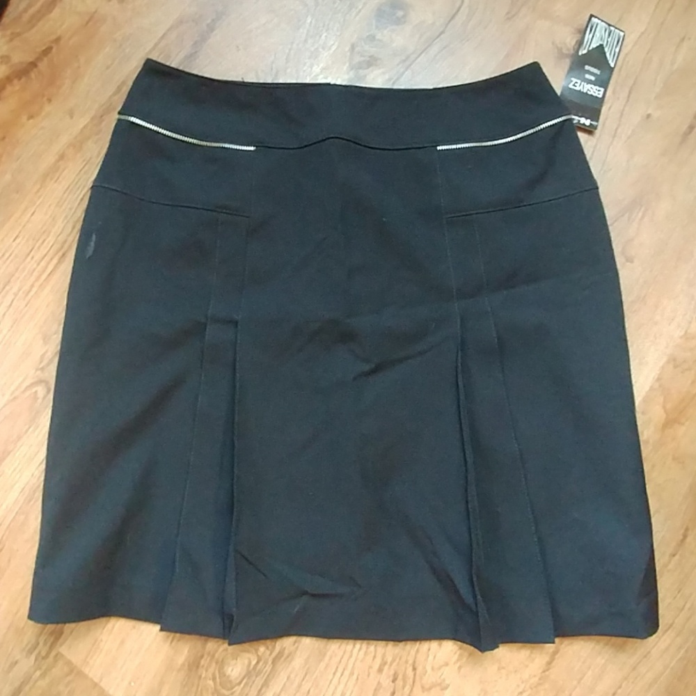 Skirt with zipper accent